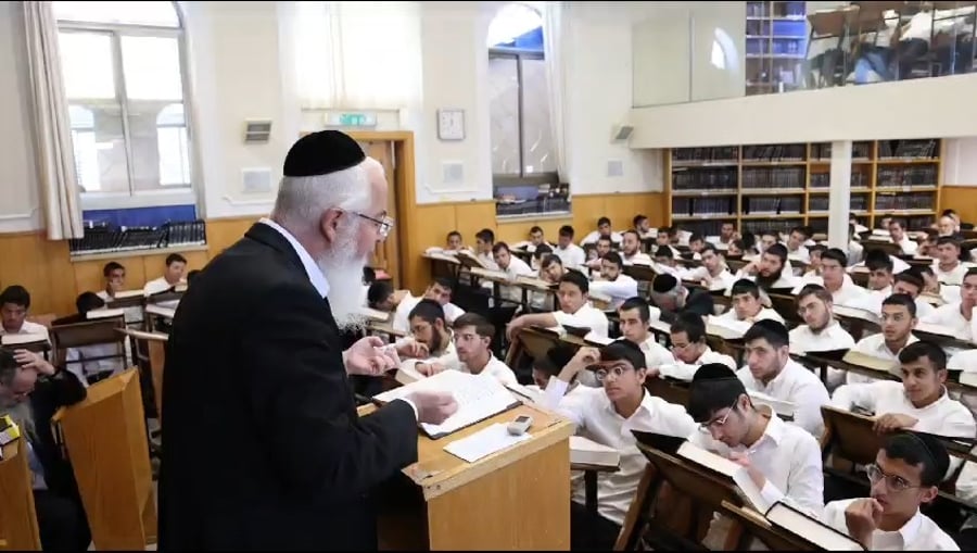 ראש הישיבה בהיכל ישיבת ברית יעקב