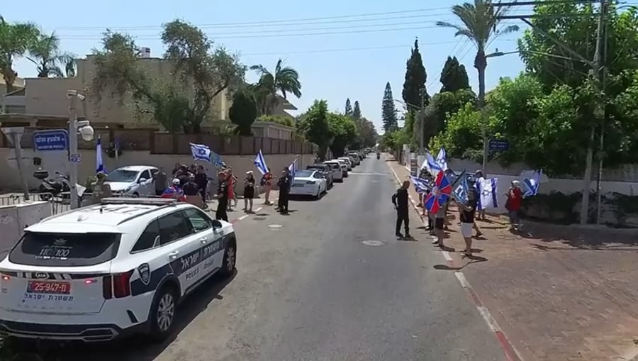 המחאה מחוץ לביתו של לוין