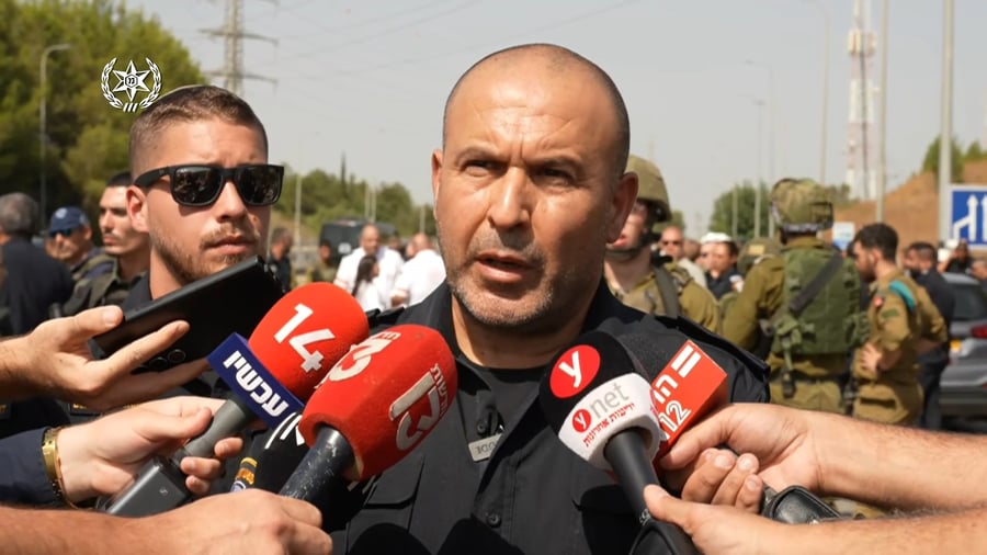  מפקד מחוז מרכז - ניצב אבי ביטון בהערכת מצב בזירת הפיגוע