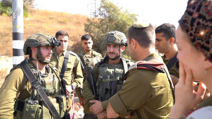 הערכת מצב בשטח לאחר הפיגוע, בראשות מפקד אוגדת איו"ש, תת-אלוף אבי בלוט