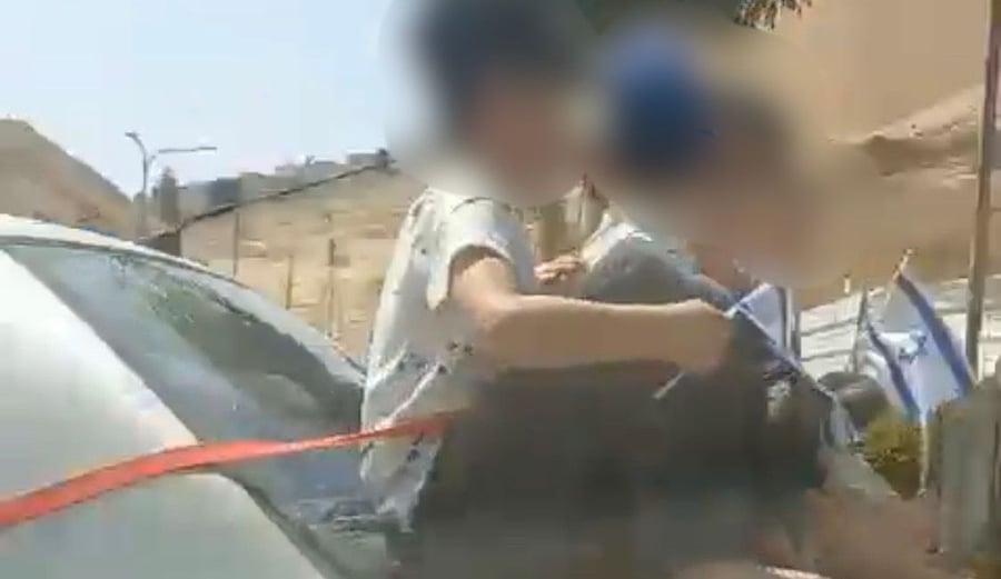 תיעוד של הילדים ישובים על חלקו האחורי של הרכב בעת נסיעתו שהוביל לפתיחה בחקירה המשטרתית