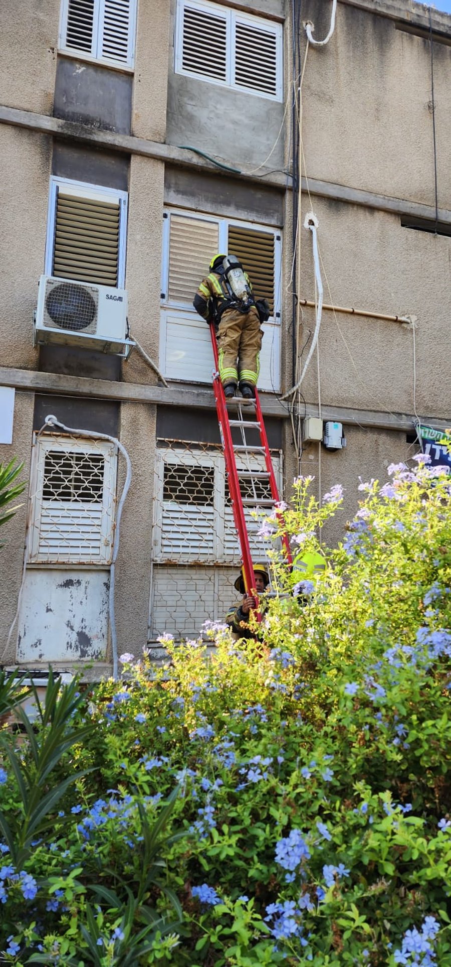שריפה פרצה בדירה בהוד השרון; שלושה לכודים חולצו