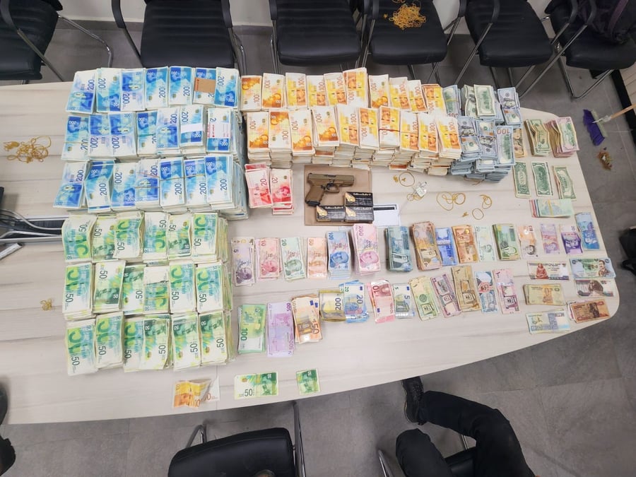 השוטרים נדהמו: 7 מיליון שקלים במזומן בשקיות זבל