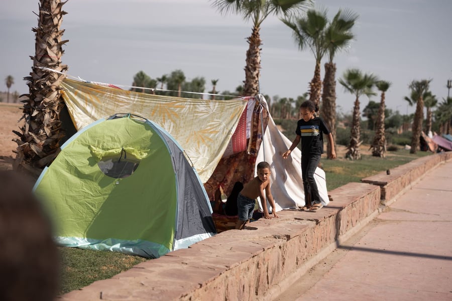 "מםחדים מרעידות משנה". אוהלים ארעיים במרקש - מרוקו