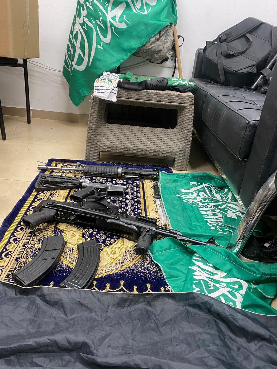 בבית במזרח ירושלים נתפסו כלי נשק ודגלי חמאס ודאעש; החשוד נעצר