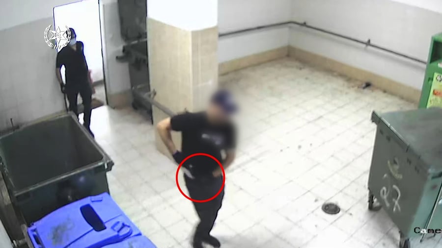 תיעוד הגעת החשודים והחשודה הלבושה במדי משטרה לדירה בחולון ורס"ר בן טייבי, חוקר בימ"ר ת"א מספר על המקרה