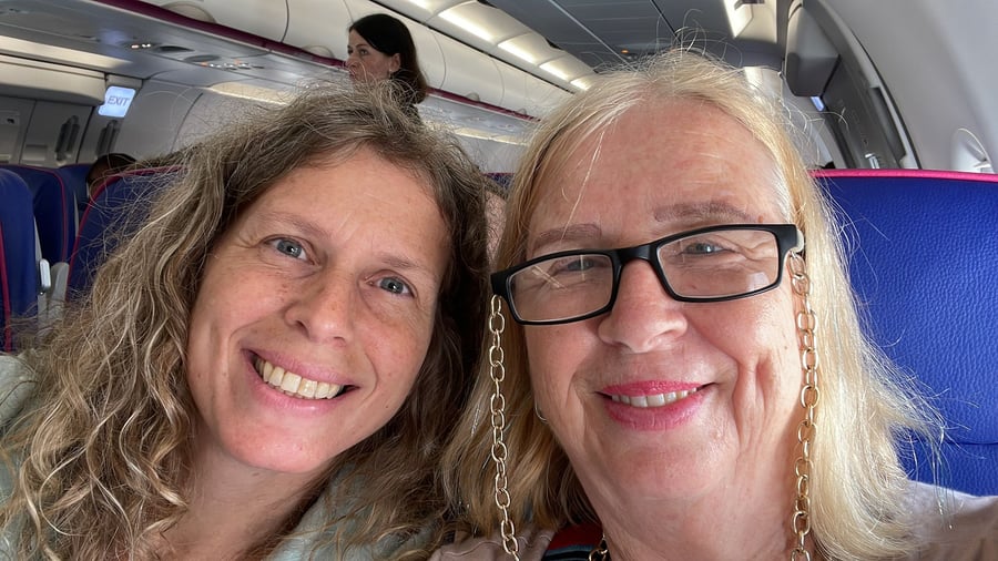 האם ובתה במטוס 