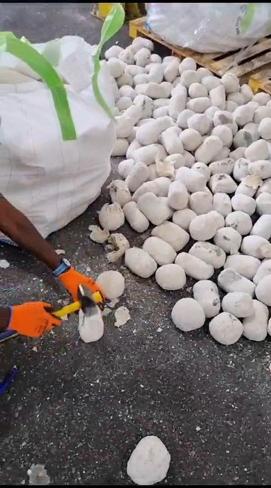 בודקי המכס מגלים מה יש בתוך חלוקי הנחל