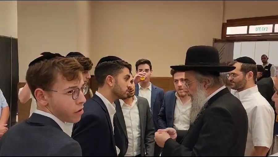 בחורי "המתיבתא" בראשות הגר"ד לייבל, מדברים עמו בלימוד, אחרי השיעור שמסר