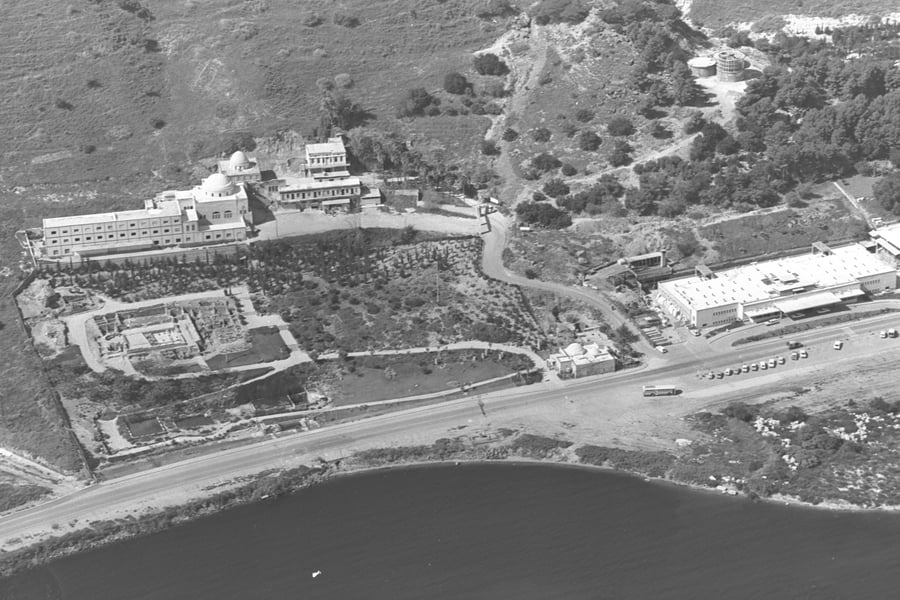 מבט מהאוויר על קבר רבי מאיר בעל הנס בטבריה, בשנת 1970