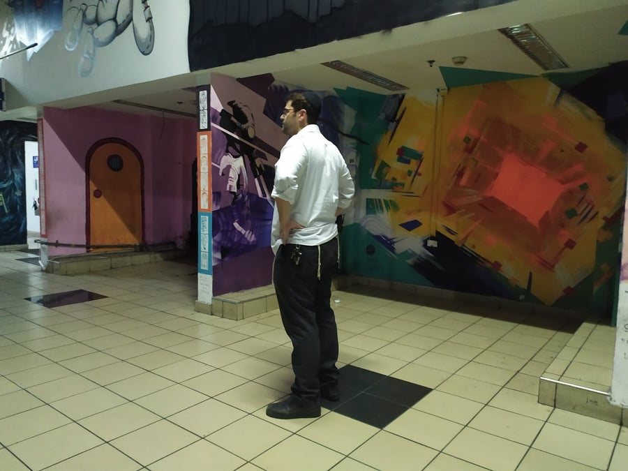 מסתפק אם זו אומנות או סתם ציור. תערוכה פתוחה בתחנה המרכזית בתל אביב