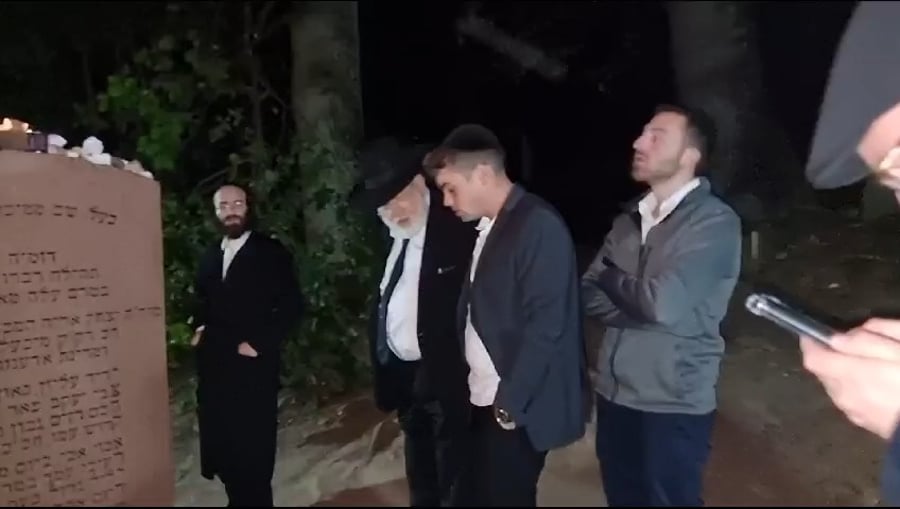 צפו בתפילה לרפואת חברי המועצת על ציון הבעל שם ממיכלשטאט