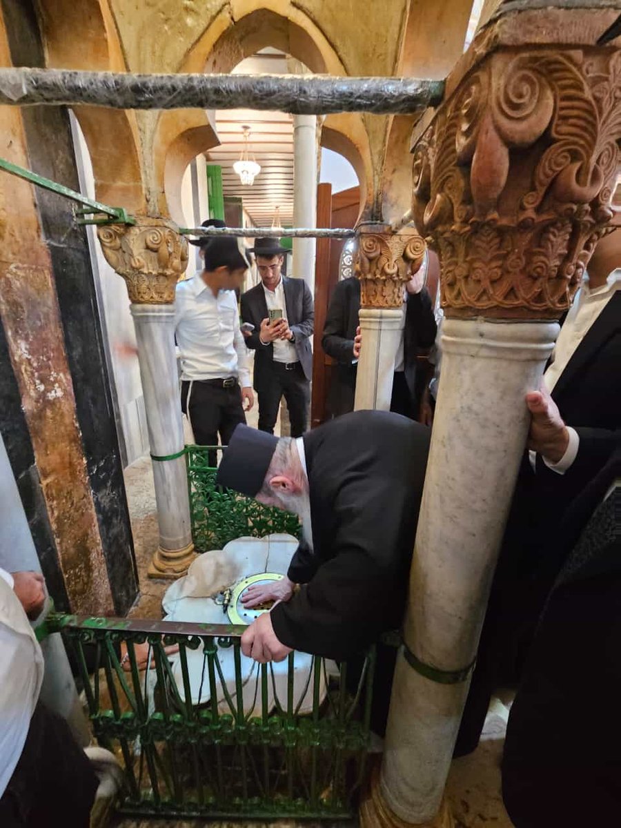 תיעוד: חכם ניסים בן שמעון בתפילה במערת המכפלה וקבר רחל