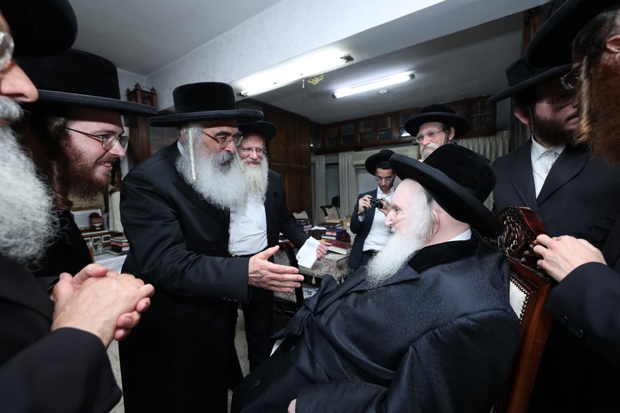 הגר"מ שטרנבוך פסק: "אין לתת סוכריות לילדים ביום כיפור"; זה הנימוק ההלכתי