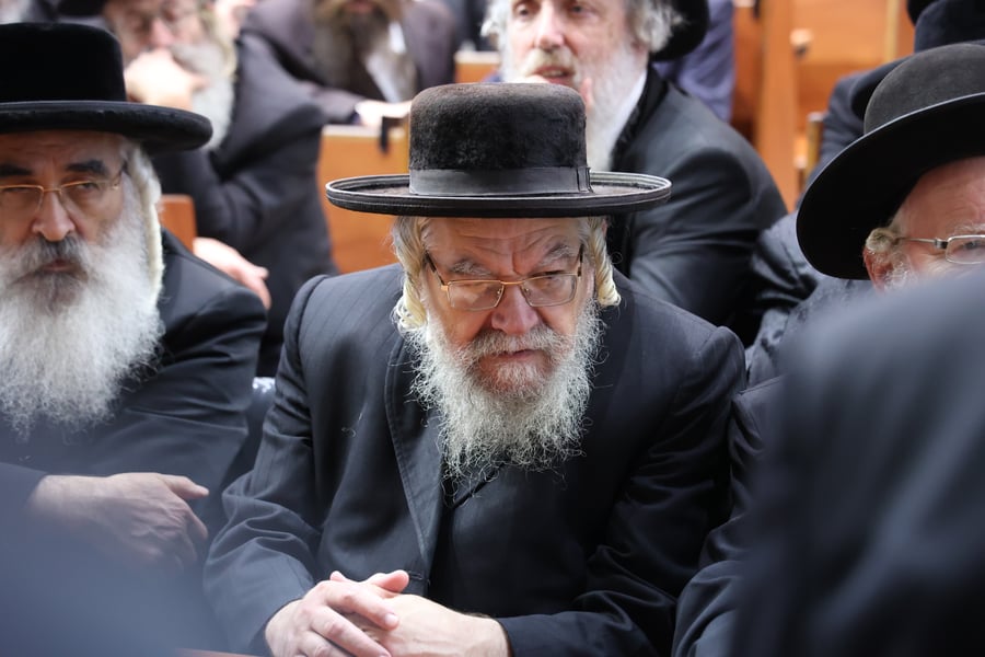 הגר"מ שטרנבוך פסק: "אין לתת סוכריות לילדים ביום כיפור"; זה הנימוק ההלכתי