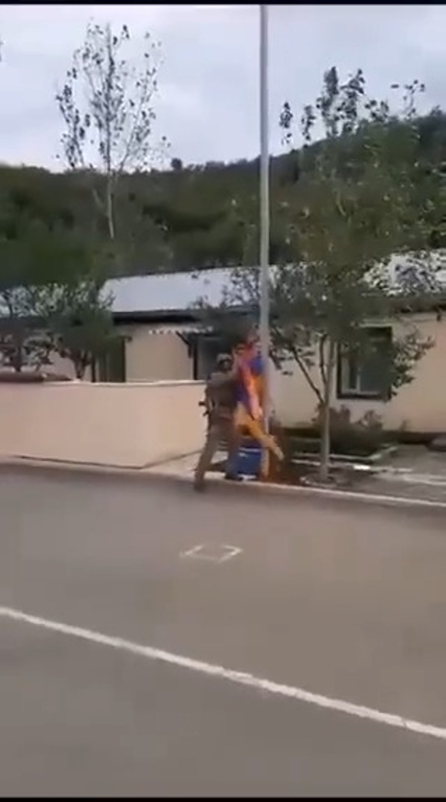 תלישת דגל ארמני על ידי חייל אזרבייג'ן