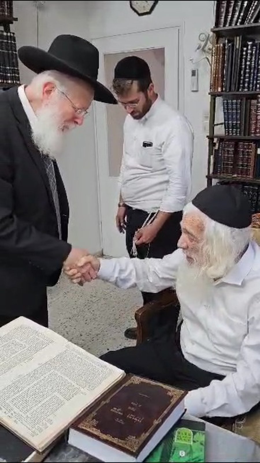 מנחם כרמל אצל ראש הישיבה הגר"א דויטש