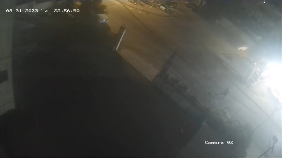 החשודים ליד ביתו של הקורבן