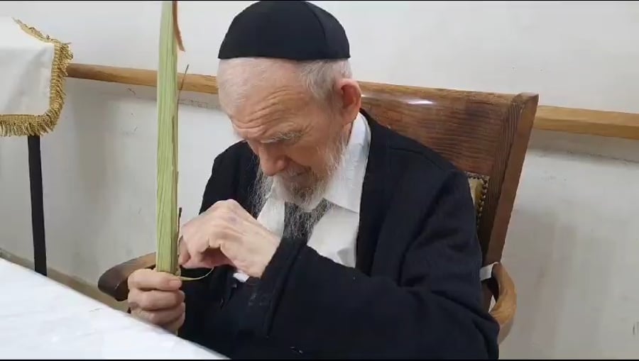 ראש הישיבה זצ"ל אוגד את ארבעת המינים, לפני שנה - בפעם האחרונה