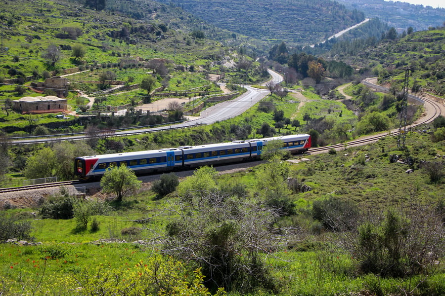 רכבת ישראל עוברת בפארק עמק רפאים