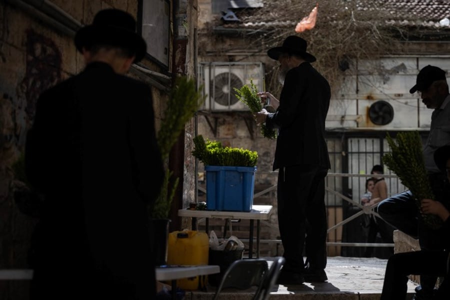 אווירת חג בירושלים: סוחבים את הסכך ברחובות בערב סוכות