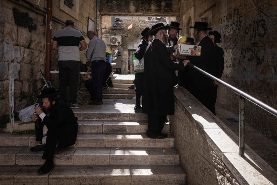 אווירת חג בירושלים: סוחבים את הסכך ברחובות בערב סוכות