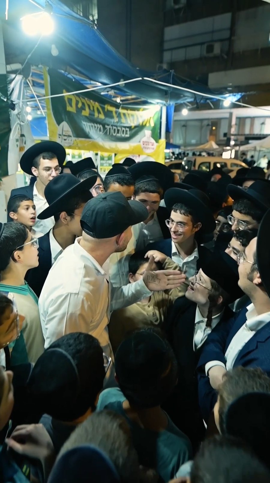 צפו במני הולנדר מדהים את תושבי בני ברק