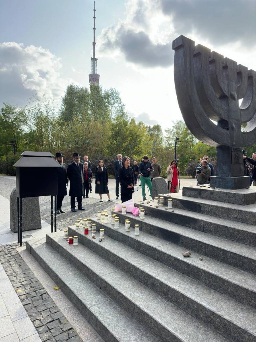 שרי החוץ האירופאים הדליקו נר בבאבי יאר ושמעו על החגים בקהילות היהודיות באוקראינה