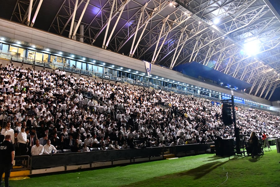 האדמו"ר ממישקולץ – מנהיגה הרוחני של פתח תקוה בנאומו: באצטדיון זה, בו צועקים גול אחד, אנו צועקים כעת ה' אחד! 
