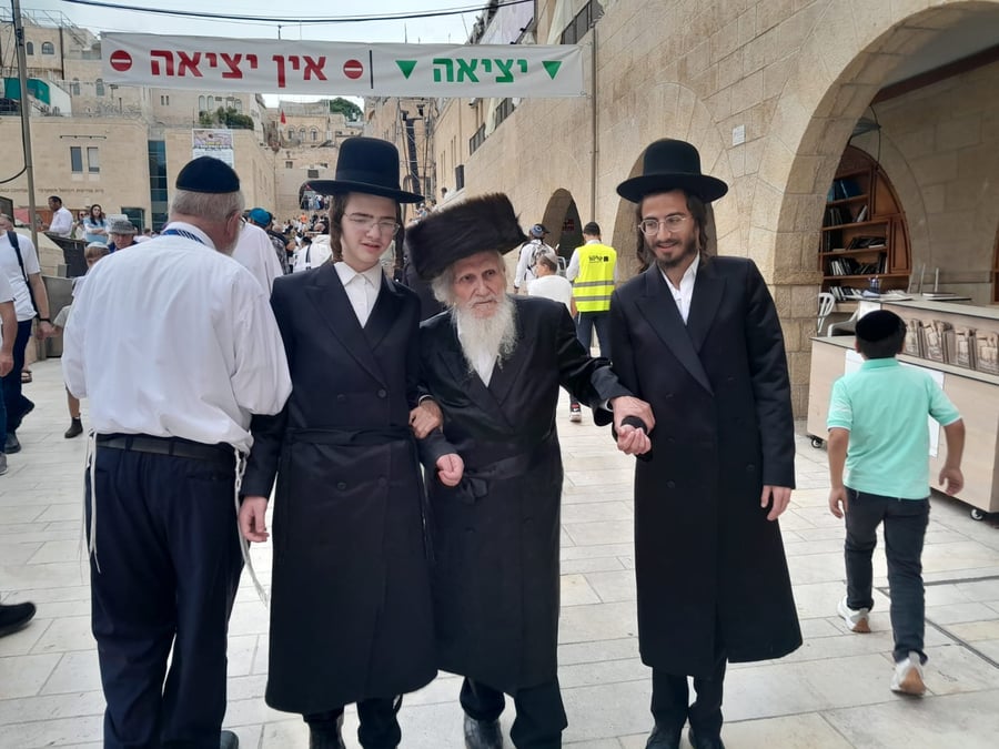הרב מרדכי אויערבאך בכניסה לרחבת הכותל
