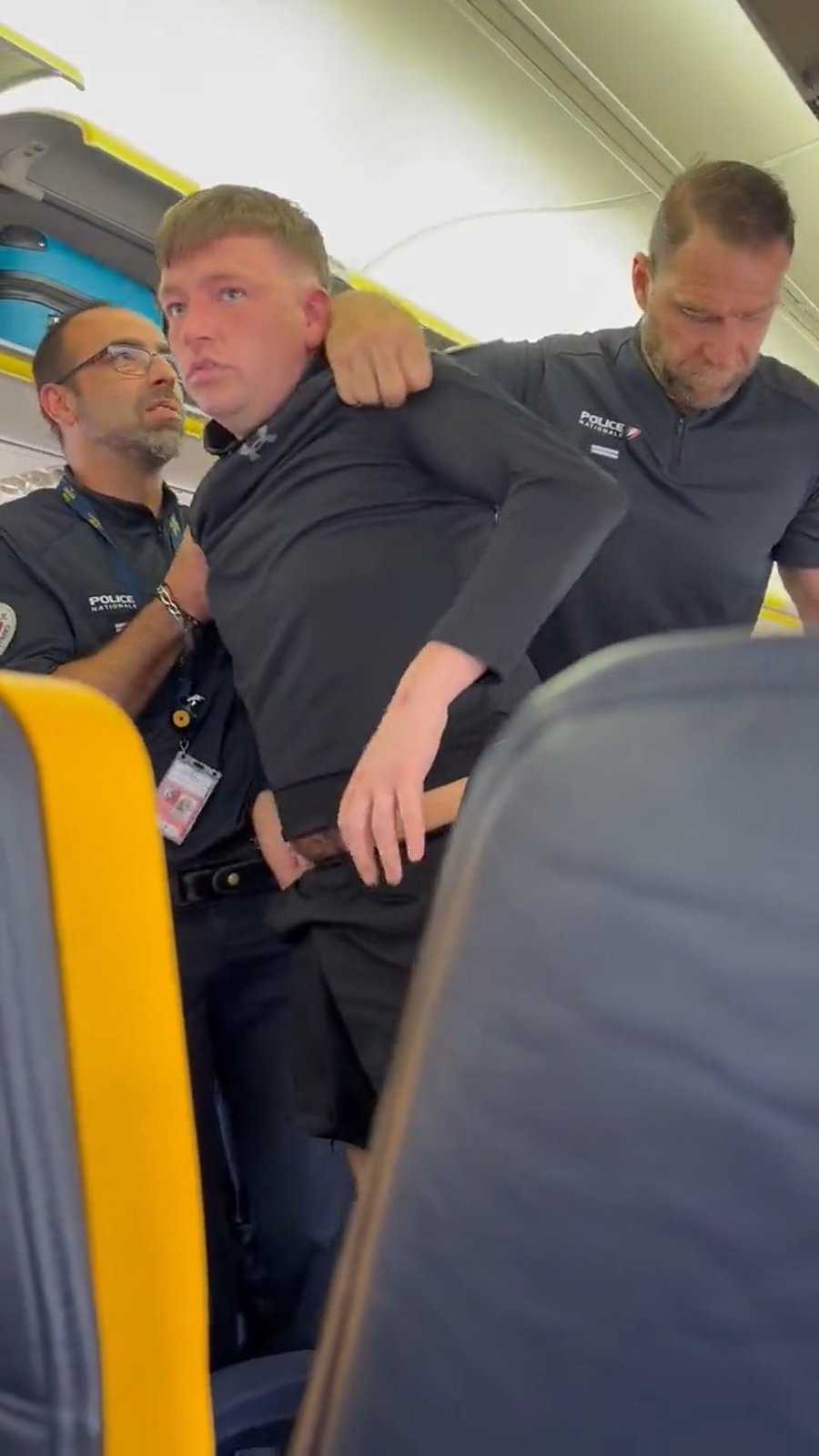 הפינוי של השיכור מהמטוס