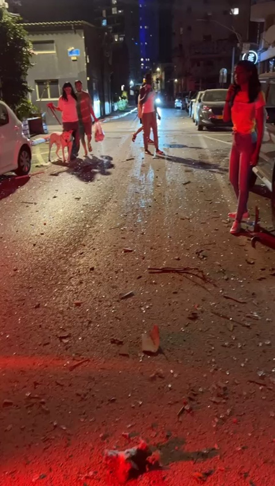 הנפילה בתל אביב, הערב