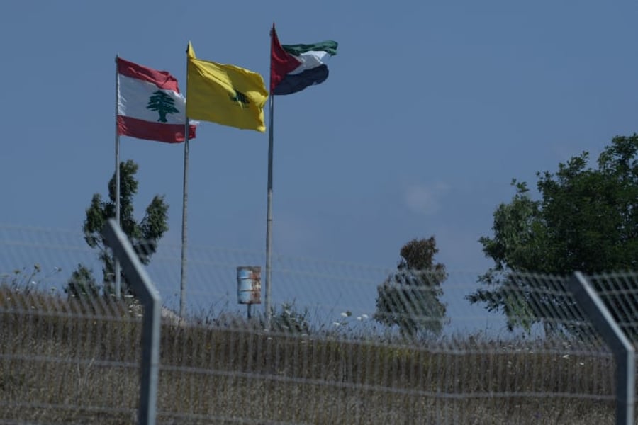 דגלי חיזבאללה בגבול לבנון וישראל
