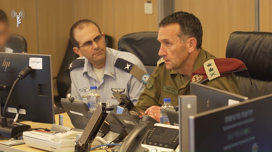 הרמטכ"ל בבור חיל האוויר במהלך תקיפות בג׳באליה