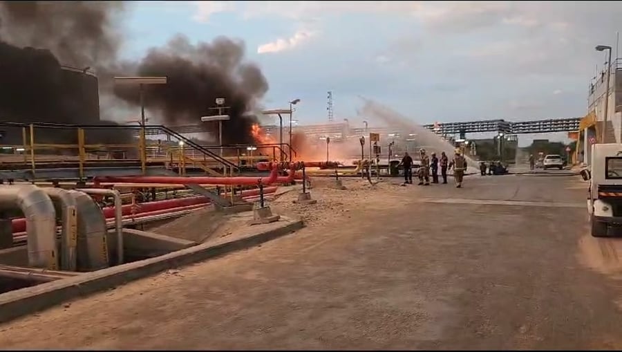 בריכת שמן של חברת פז בוערת באשדוד