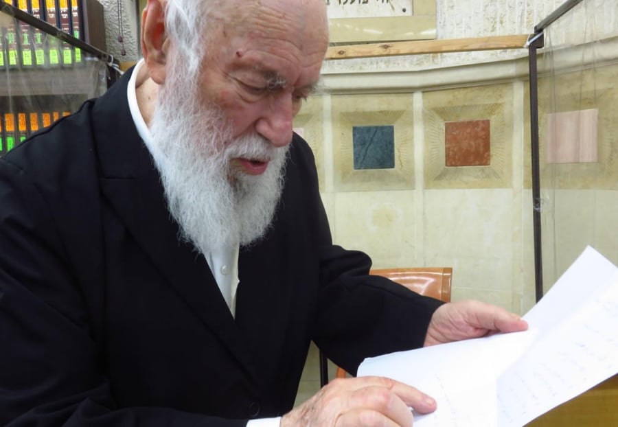 הרב זילברשטיין והדף עם השמות