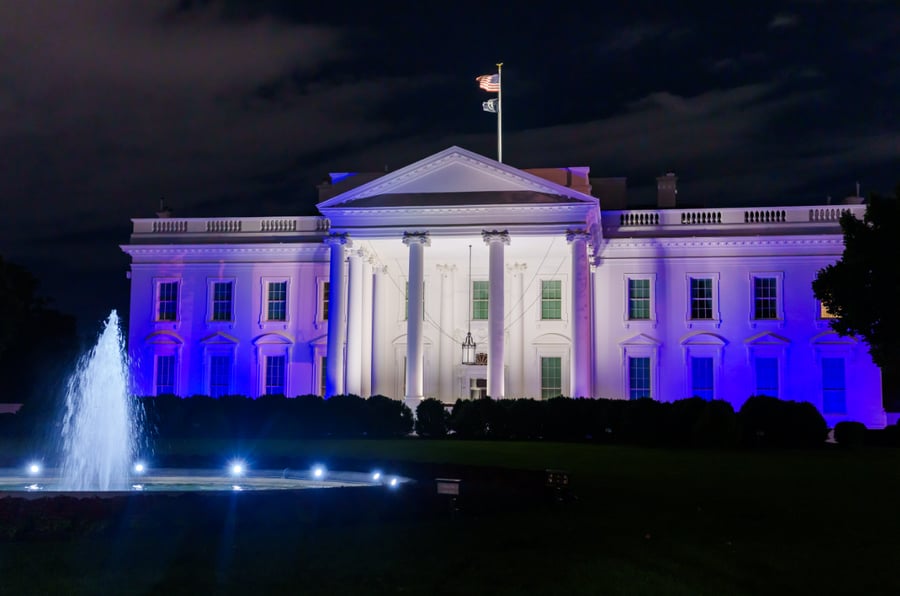 הבית הלבן הואר בכחול לבן | ביידן: "עומדים עם ישראל"