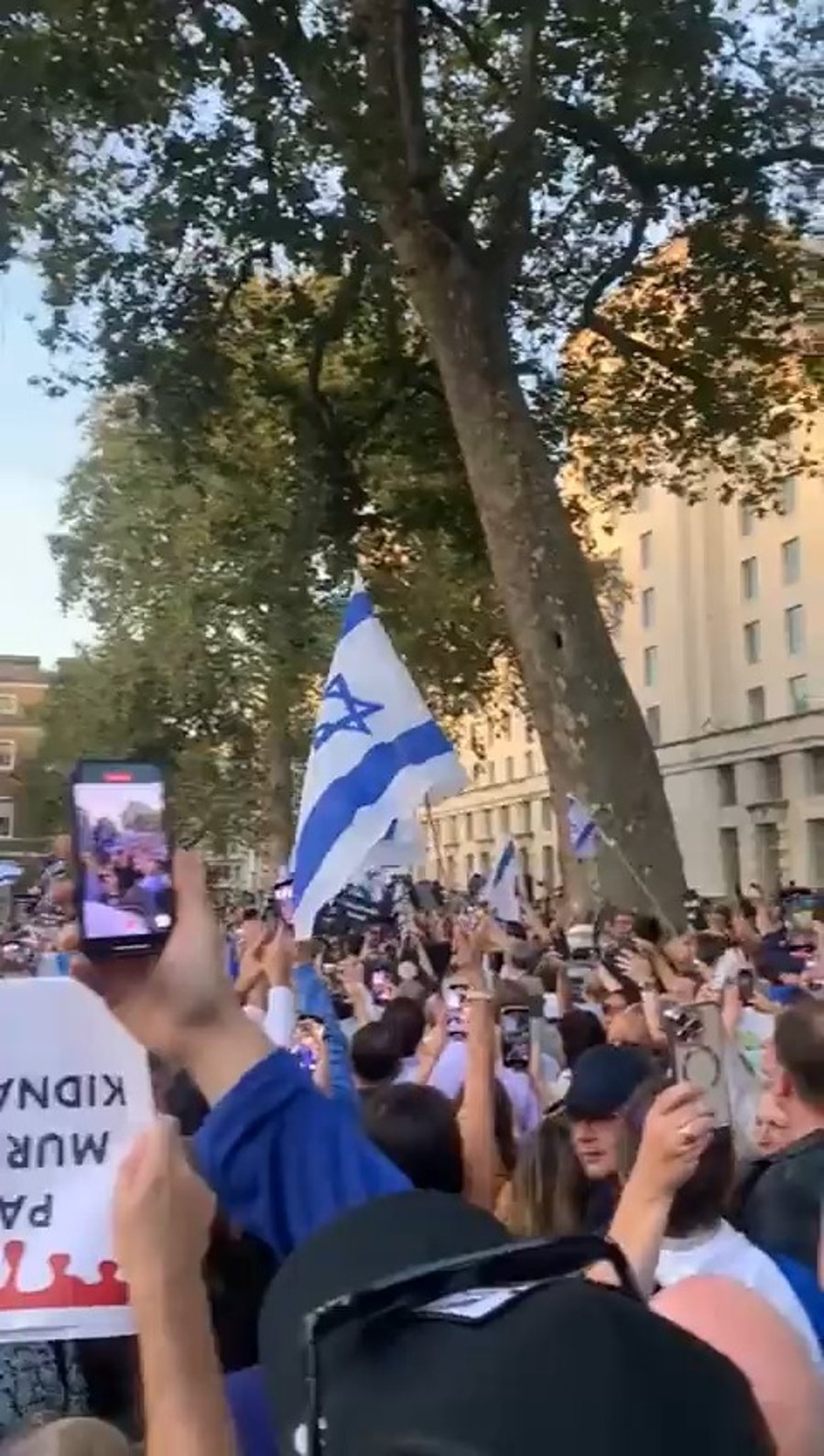 מול 10 דאונינג סטריט 