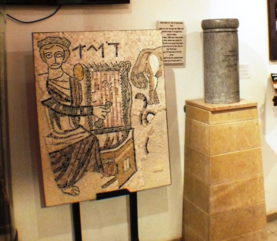 פסיפס בית הכנסת העתיק בעזה עם דמותו של דוד המלך ועמוד השיש המשוחזרים