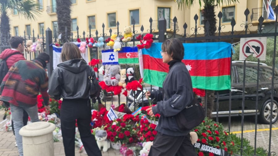 אזרחים אזרים הניחו זירי פרחים ליד שגרירות ישראל בבאקו