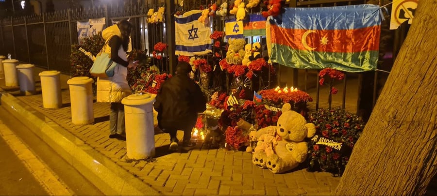 אזרחים אזרים הניחו זירי פרחים ליד שגרירות ישראל בבאקו