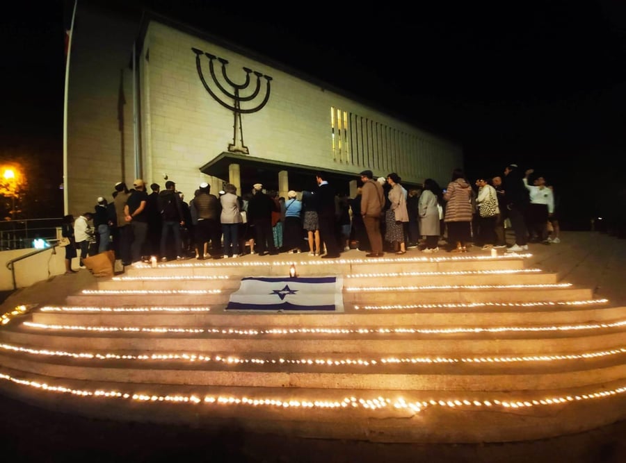 1000 נרות בעצרת תפילה והזדהות ברחבת בית הכנסת הגדול בשטרסבורג צרפת