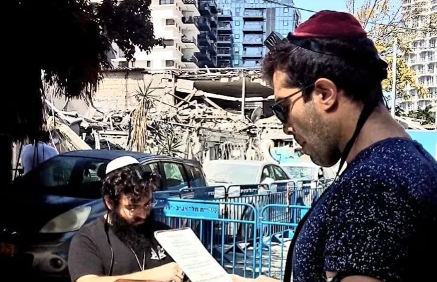 התעוררות בתל אביב: מניחים תפילין מול הבית שנפגע 