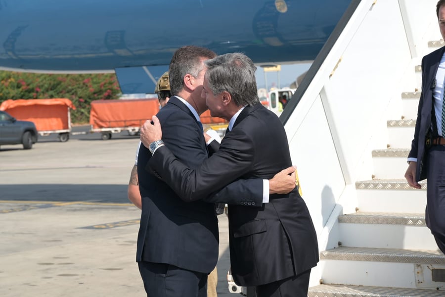 יורד מהמטוס ומתחבק עם שר החוץ אלי כהן