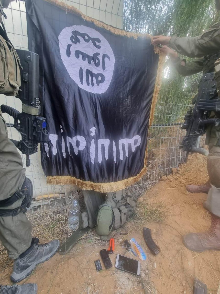 דגל דאע"ש שאותר בין חפצי המחבלים בקיבוץ סופה