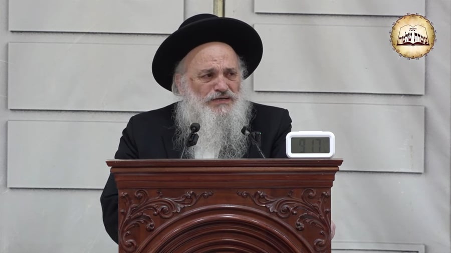 ראש הישיבה פורץ בבכי