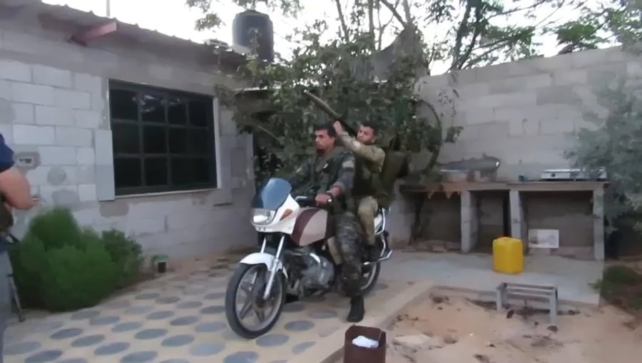תיעוד: מחבלי חמאס נערכים דקות לפני מתקפת הפתע