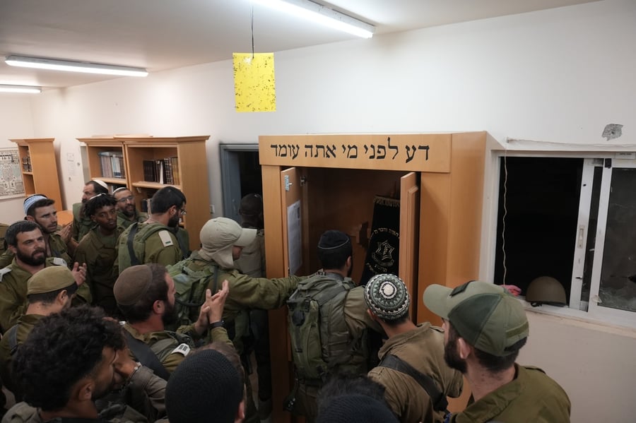 ספר התורה הוכנס מחדש לבית הכנסת בו נרצחו החיילים | צפו