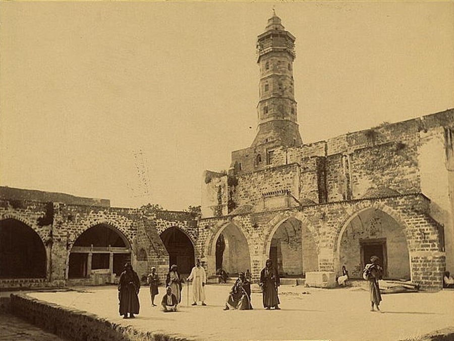 הקשתות והצריח של המסגד הגדול בעזה, בסוף המאה ה-19 בו נמצאו עדויות לבית כנסת יהודי קדום