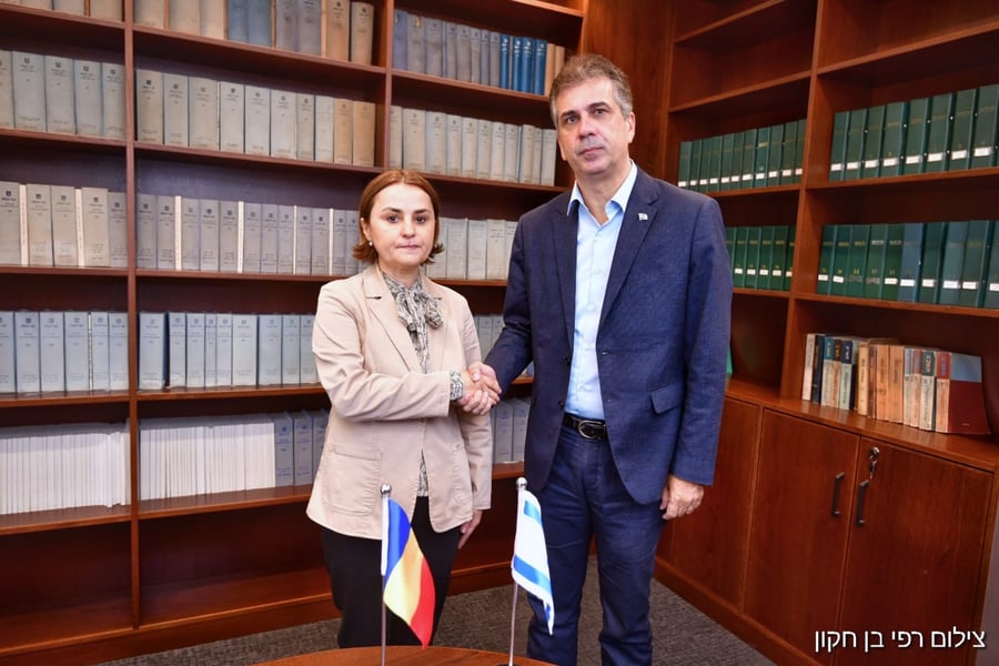 כהן עם שרת החוץ של רומניה
